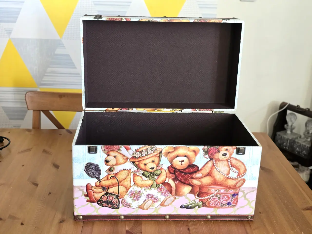 ארגז עץ לחדר ילדים או חדר משחקים מעוטר דמויות של דובים מידות אורך 52ס'מ רוחב 30ס'מ עומק 30 ס'מ