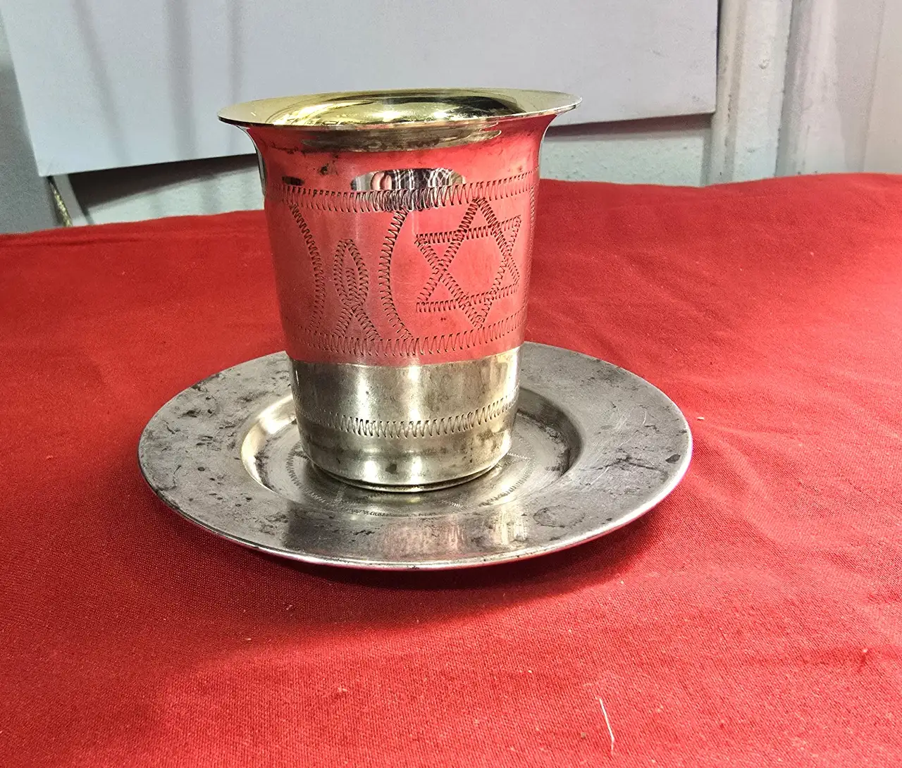 כוס ותחתית כסף 925 חתום חריטות על הכוס ומגן דויד על התחתית מידות הכוס גובה 7 ס'מ קוטר 7 ס'מ ...קוטר התחתית11.5 ס'מ