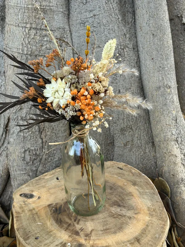 בקבוקי זכוכית לעיצוב שולחנות עם פרחים יבשים