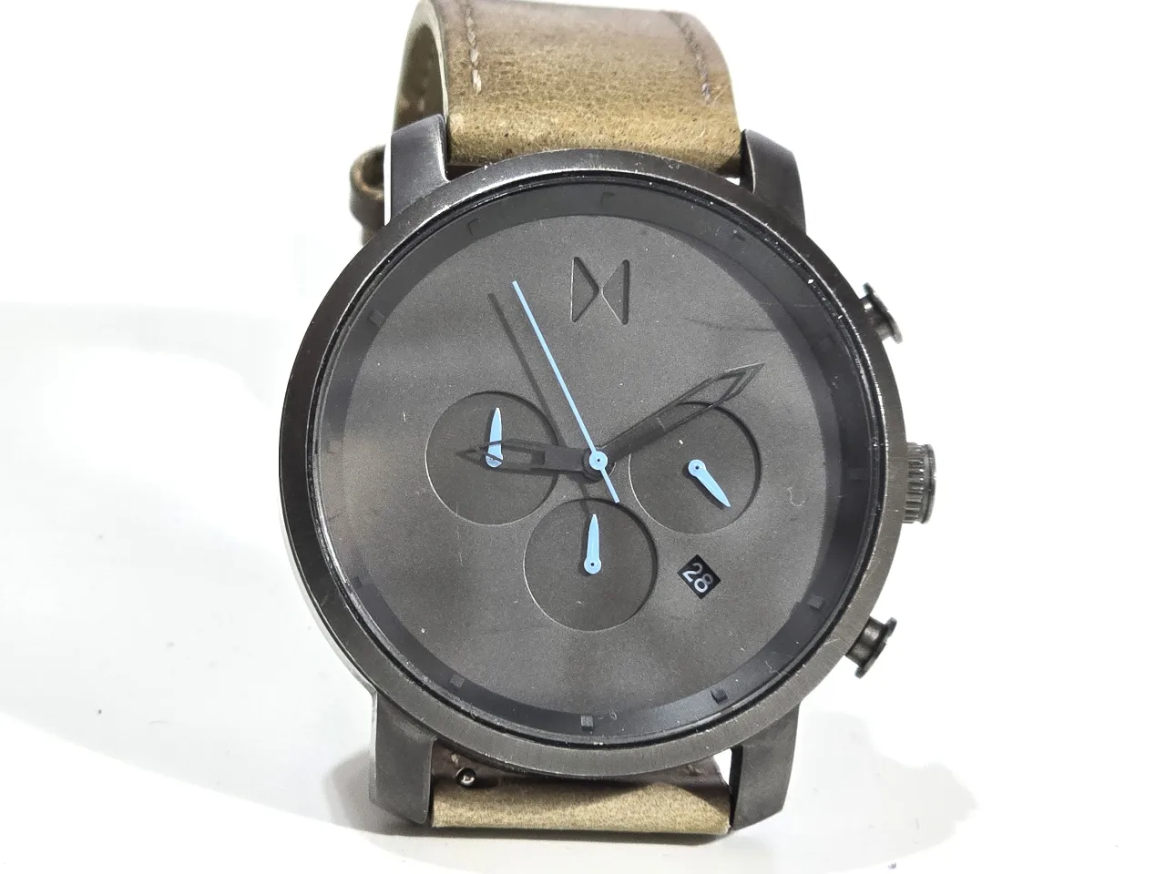 שעון יד של המותג MVMT מותג אמרקאי פופולרי שעון יפה שמור מצב מעולה חוסר בסוללה