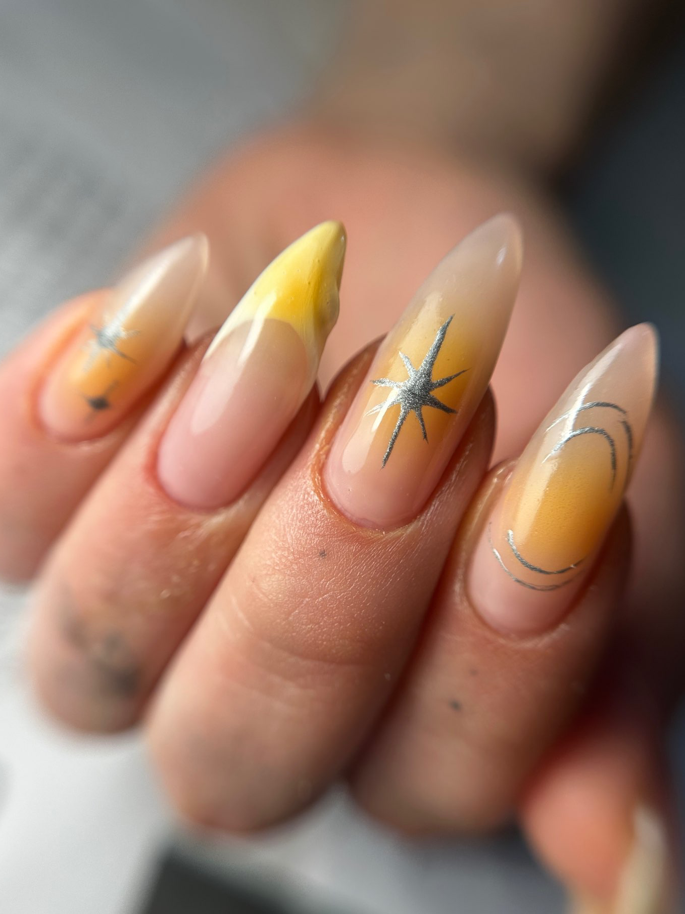 מילוי בג׳ל לחיזוק הציפורן הטבעית וקישוטים בג׳ל