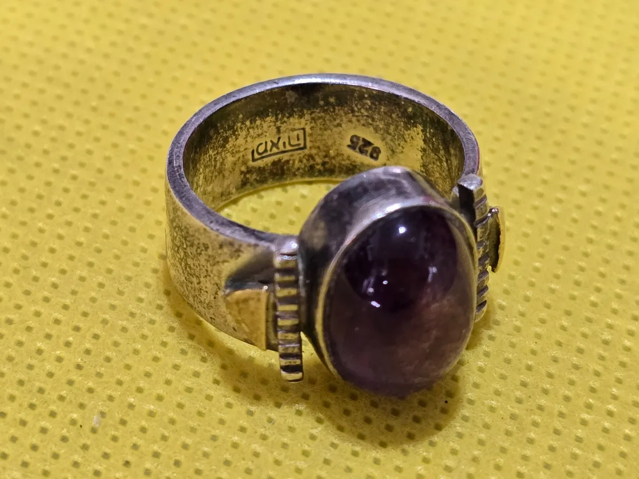 טבעת כסף חתומה 925. משקל:9 גרם. מידה 6