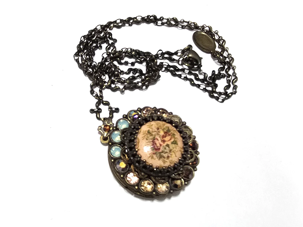 שרשרת עם תליון לוקרא של מיכל נגרין שבוץ אבני סברובסקי ואמיאל עם ורדים