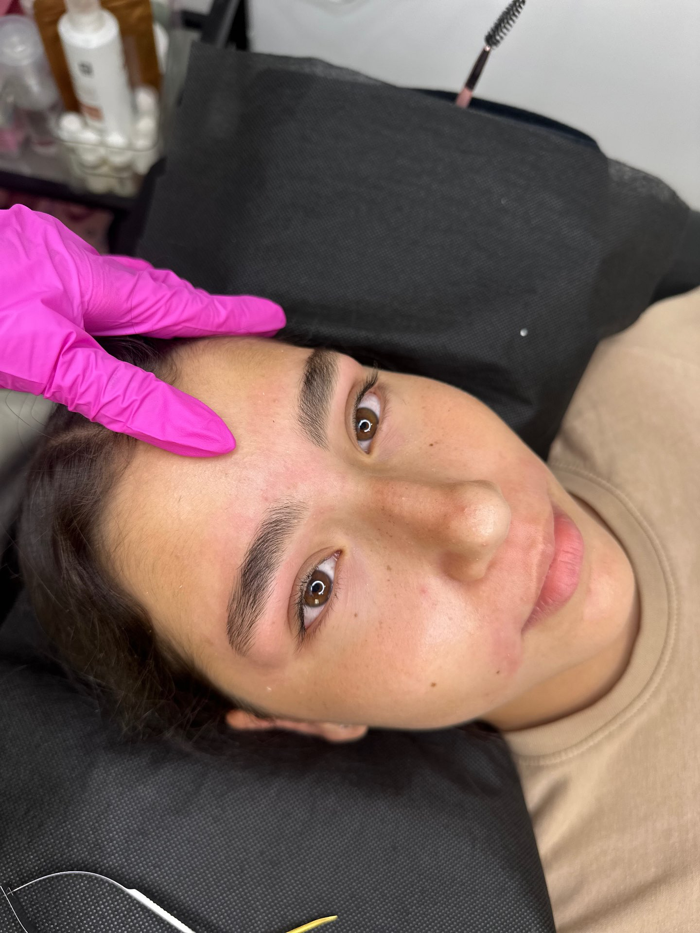 עיצוב גבות טבעיות