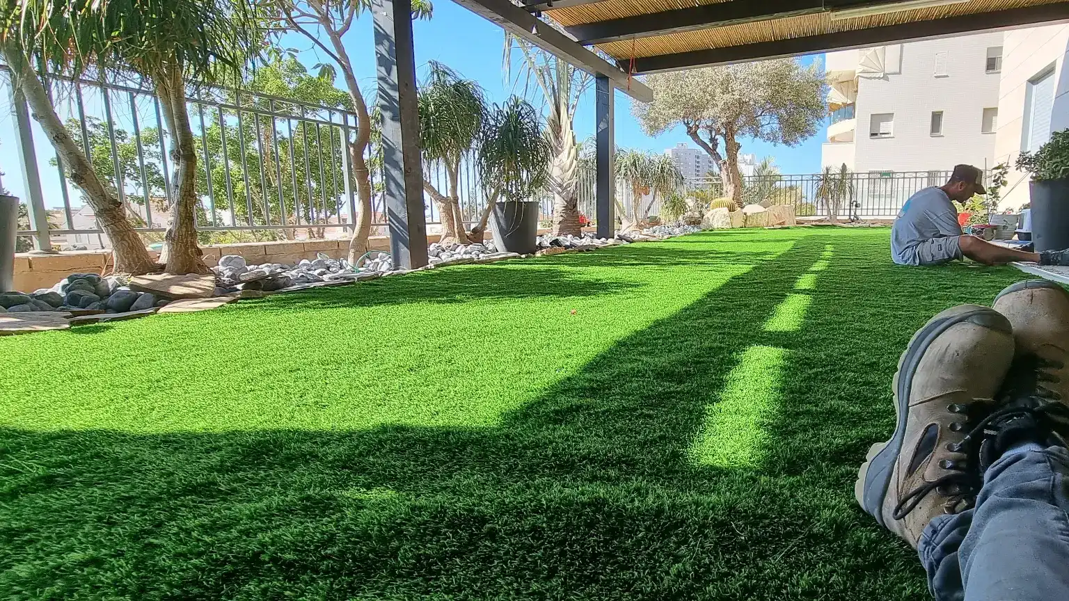  התקנת דשא סינטטי