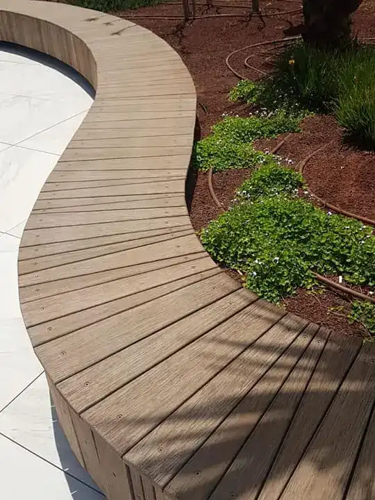 עבודות דקים מעץ וסינטטי