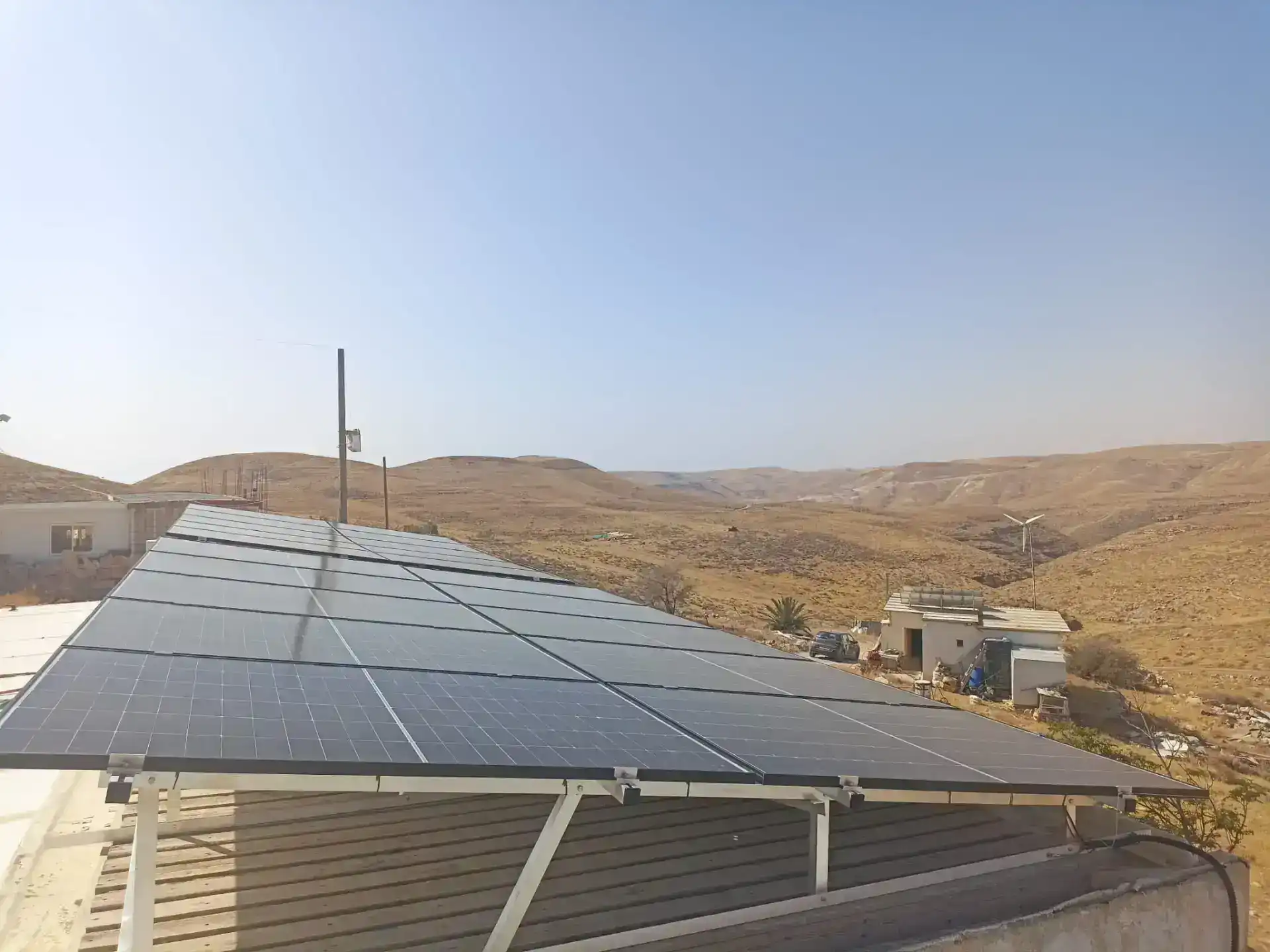 מה חשוב לדעת לפני התקנת מערכת סולארית לבית מבודד?