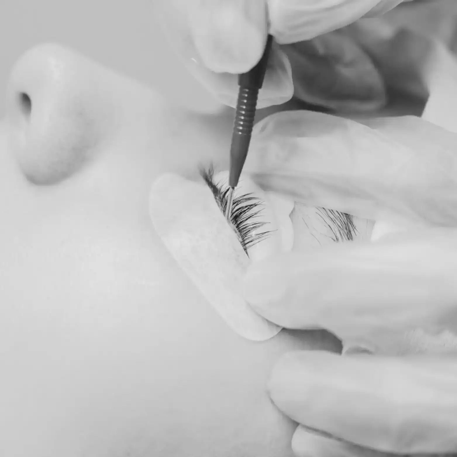 הרמת גבות בהוד השרון – המפתח למראה פנים רענן ומדויק