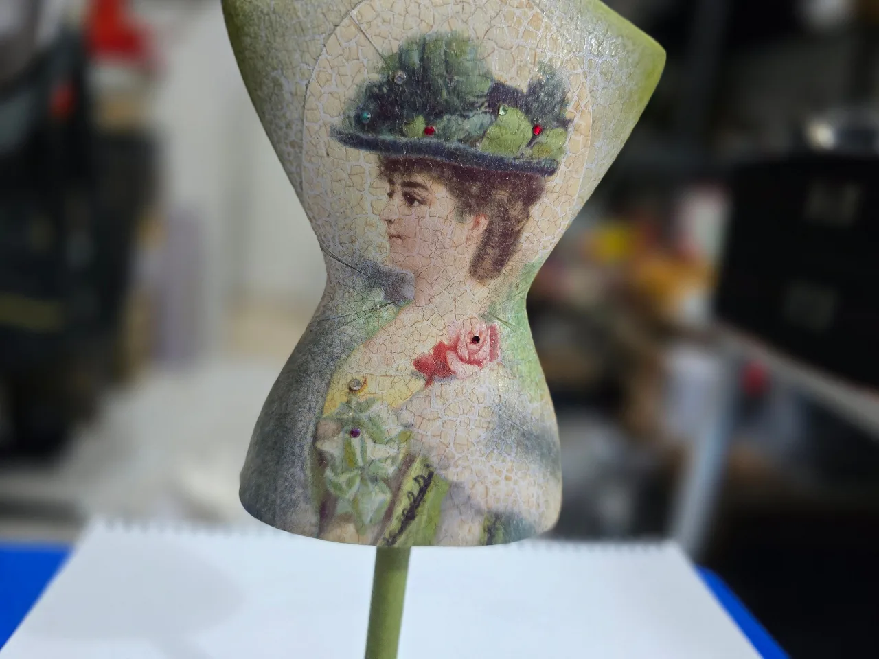 בובת דגום לתכשיטים של מיכל נגרין שלוב של עץ וחמר יצוק כנראה גבס .29ס'מ גובה