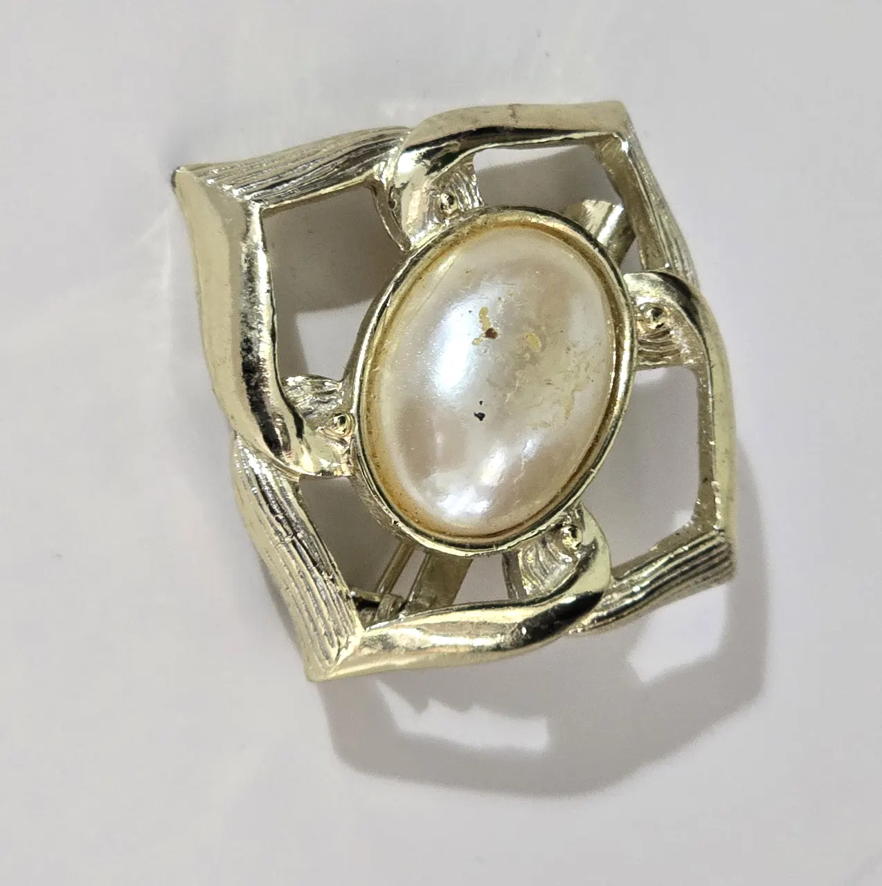 סיכת דש וינט'ג שנות ה-80 עם פנינה מלאכותית דמוית קבושון ועצוב מתכתי בצבע זהב