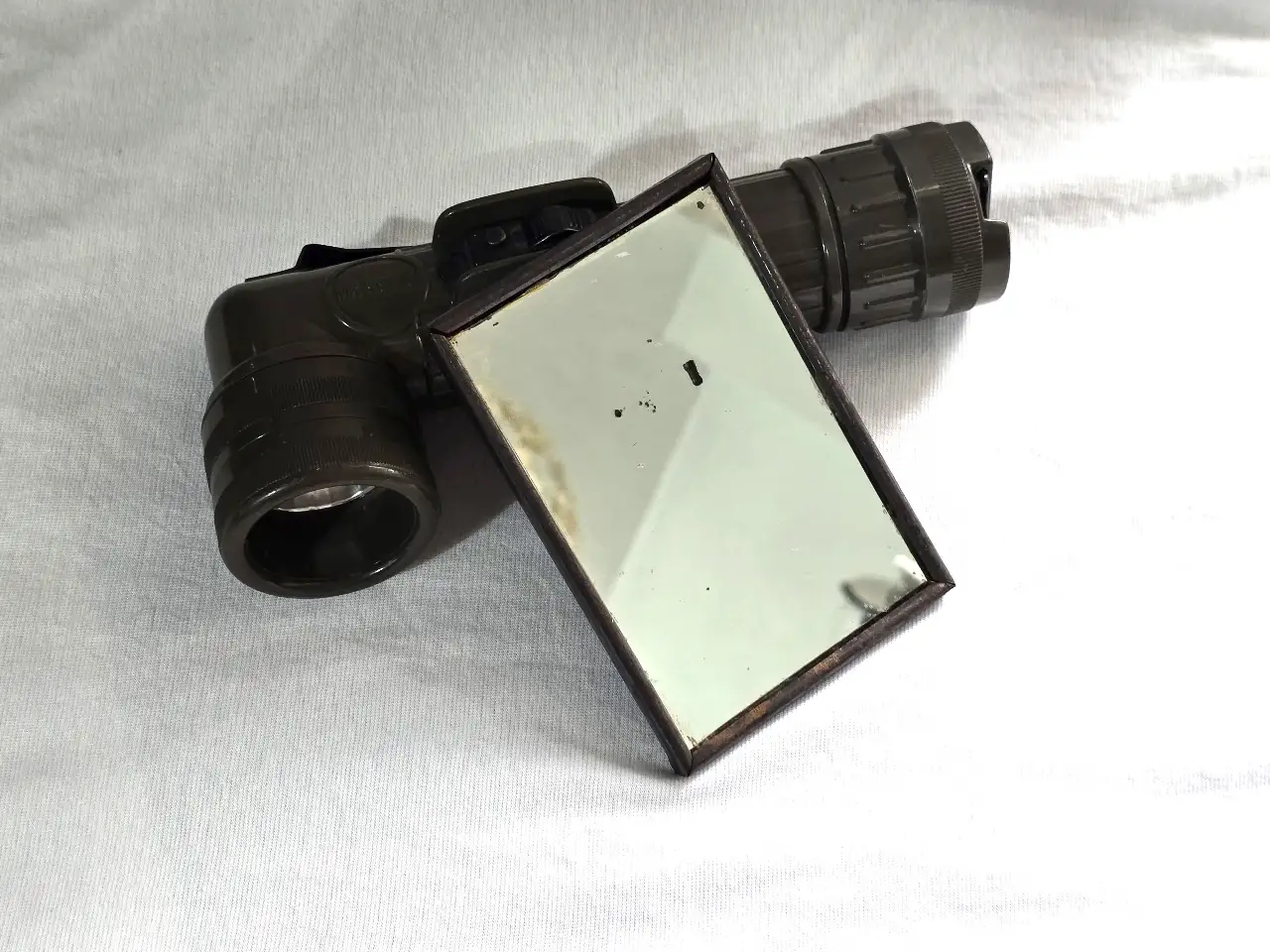 פנס צבאי אטום למים ומראת שטח צבאית וינטאג תוצרת הארץ חתום מאחור פריטים מיוחדים ונוסטלגים במצב מצויין גובה הפנס 20 ס"מ.