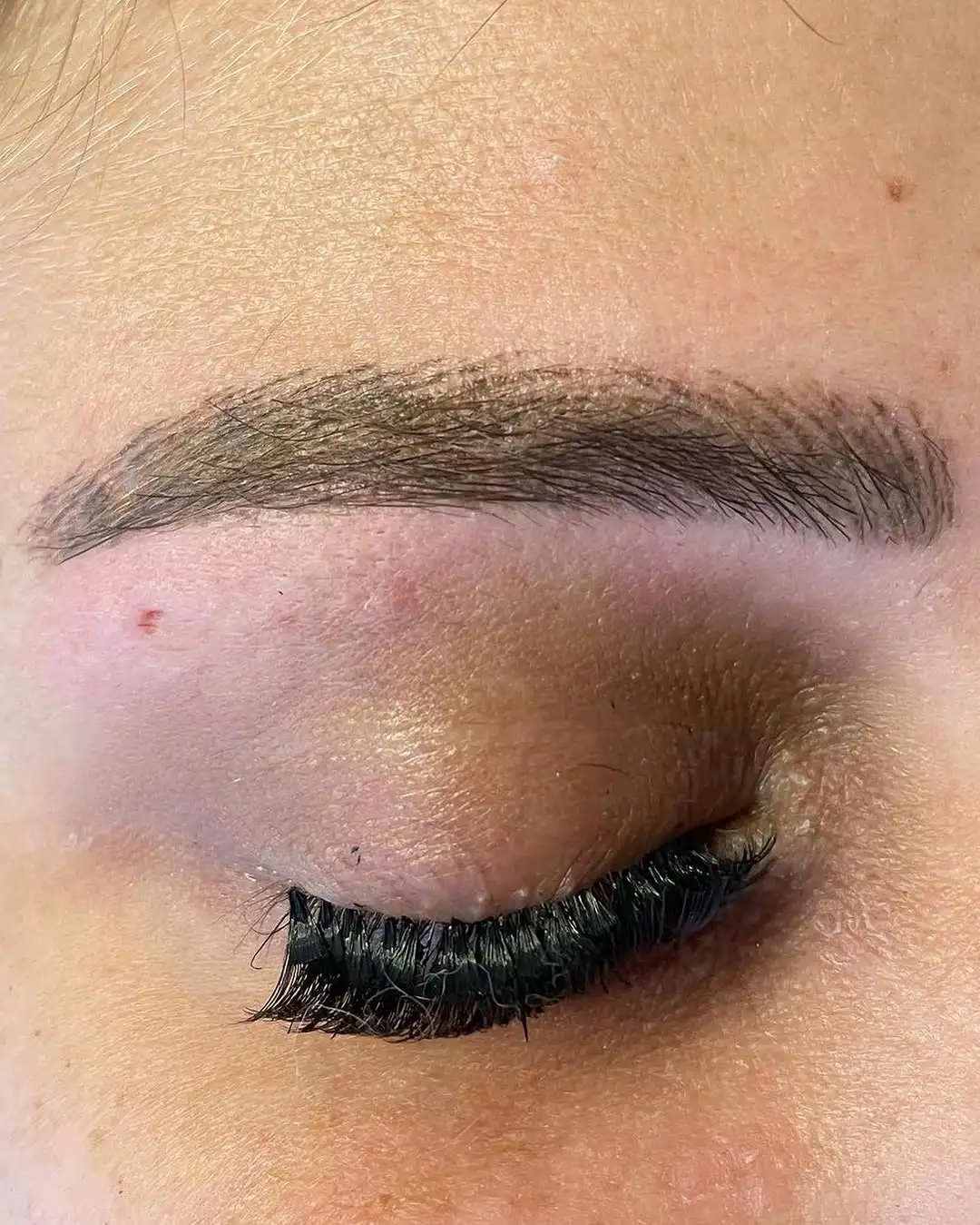 עיצוב גבות טבעיות