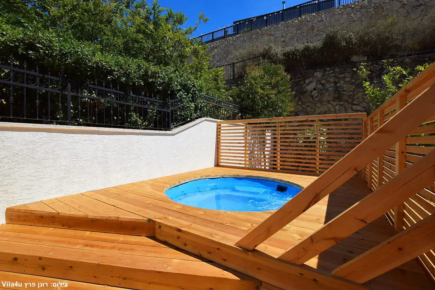 וילה בכפר ורדים