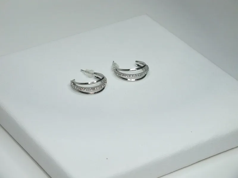 זוג עגילי חישוק טריפל משובצים כסף