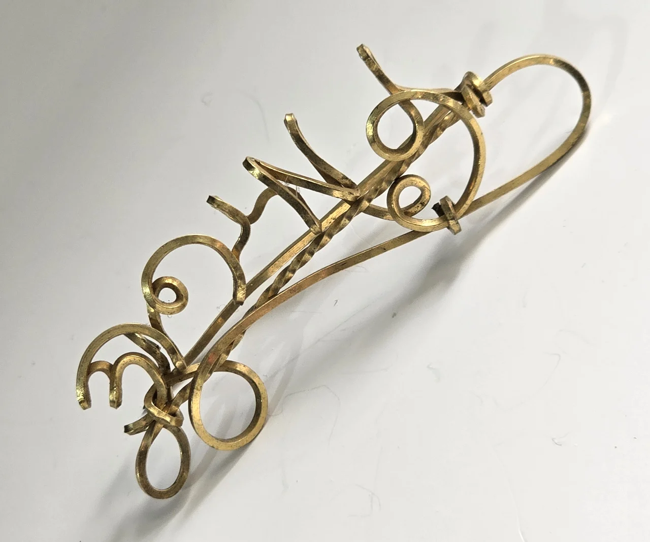 סיכת שאל או סיכת דש עבודת יד המעוצבת מחוט נחושת מוזהב על שם זמירה