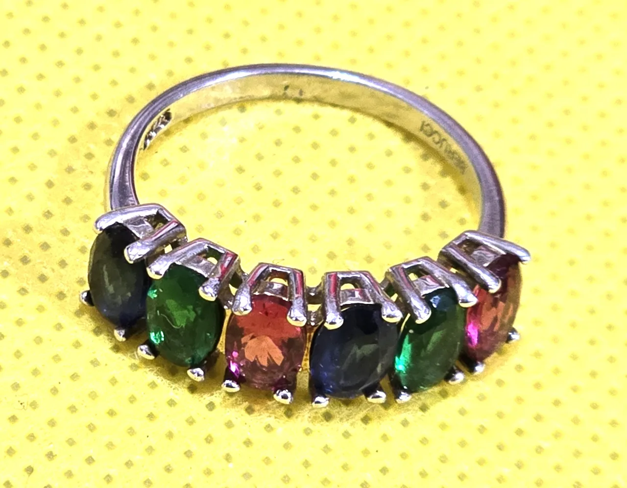 טבעת כסף איכותית ויפה. שמורה במצב מצוין, . חתומה 925. מידה: 7 משקל: 2.60 גרם