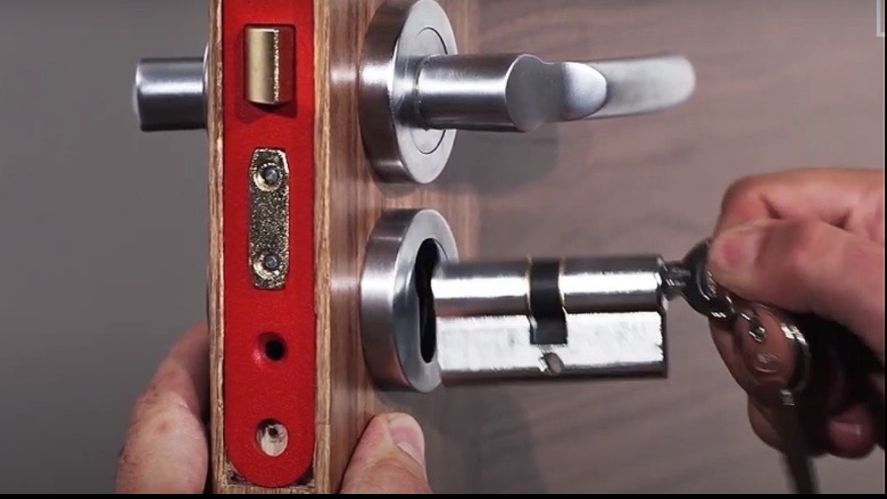 מה ההבדל בין צילינדר למנגנון ?