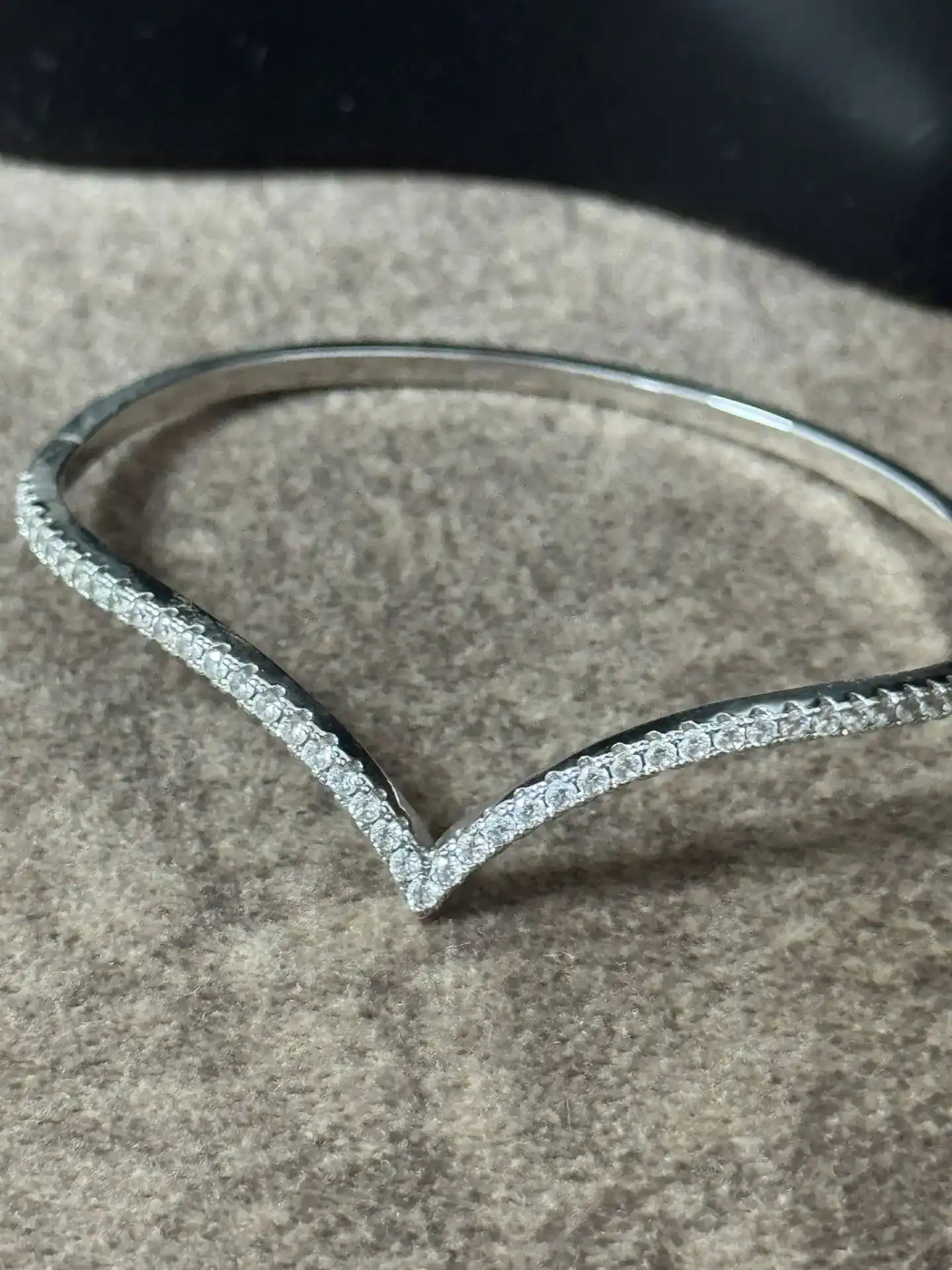 צמיד טניס קשיח