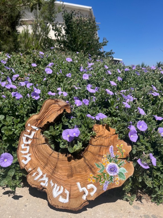 משפט לבית על עץ טבעי מטריף