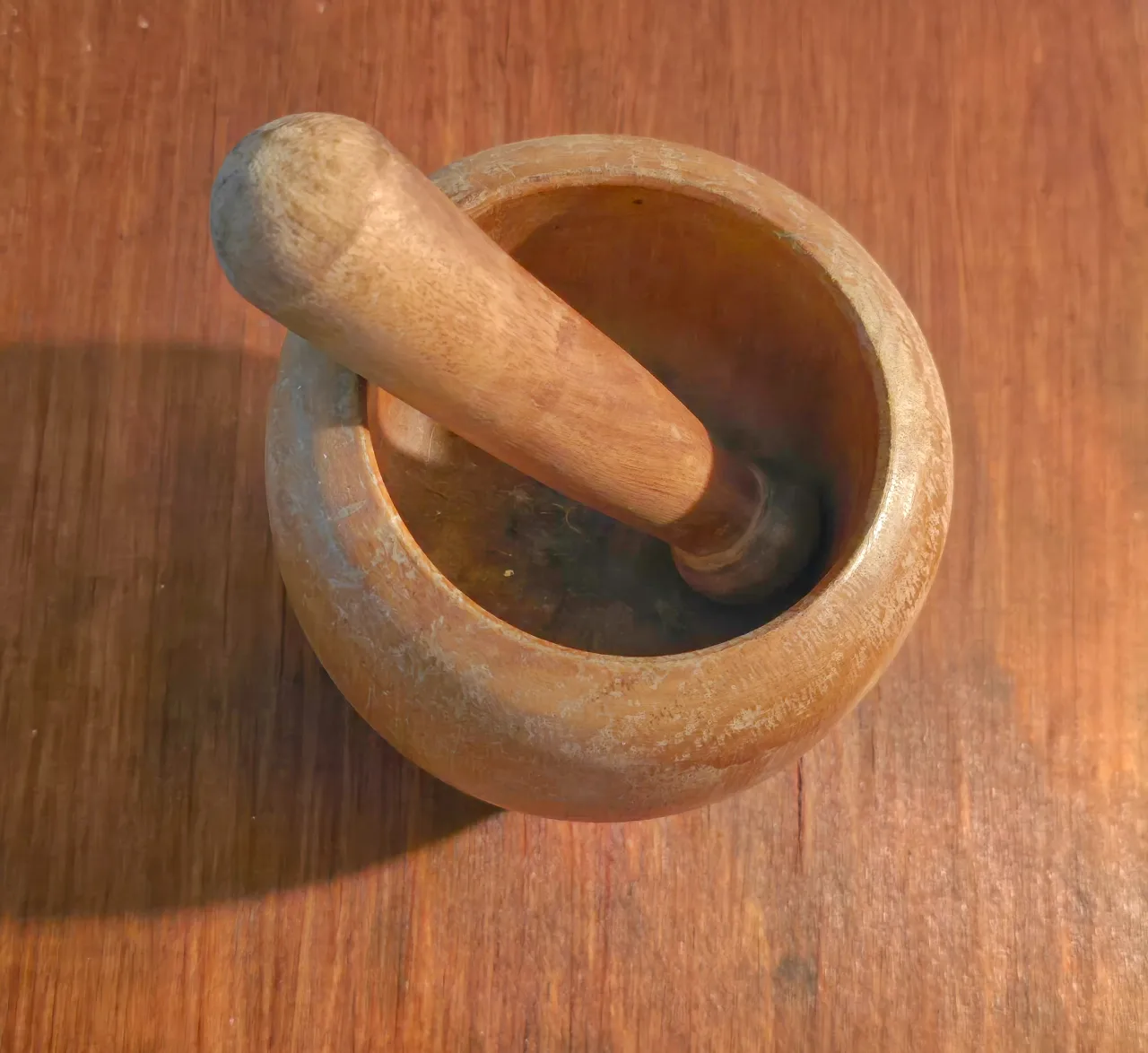 מכתש ועלי מעץ בגובה 11 ס''מ, קוטר 11 ס''מ.