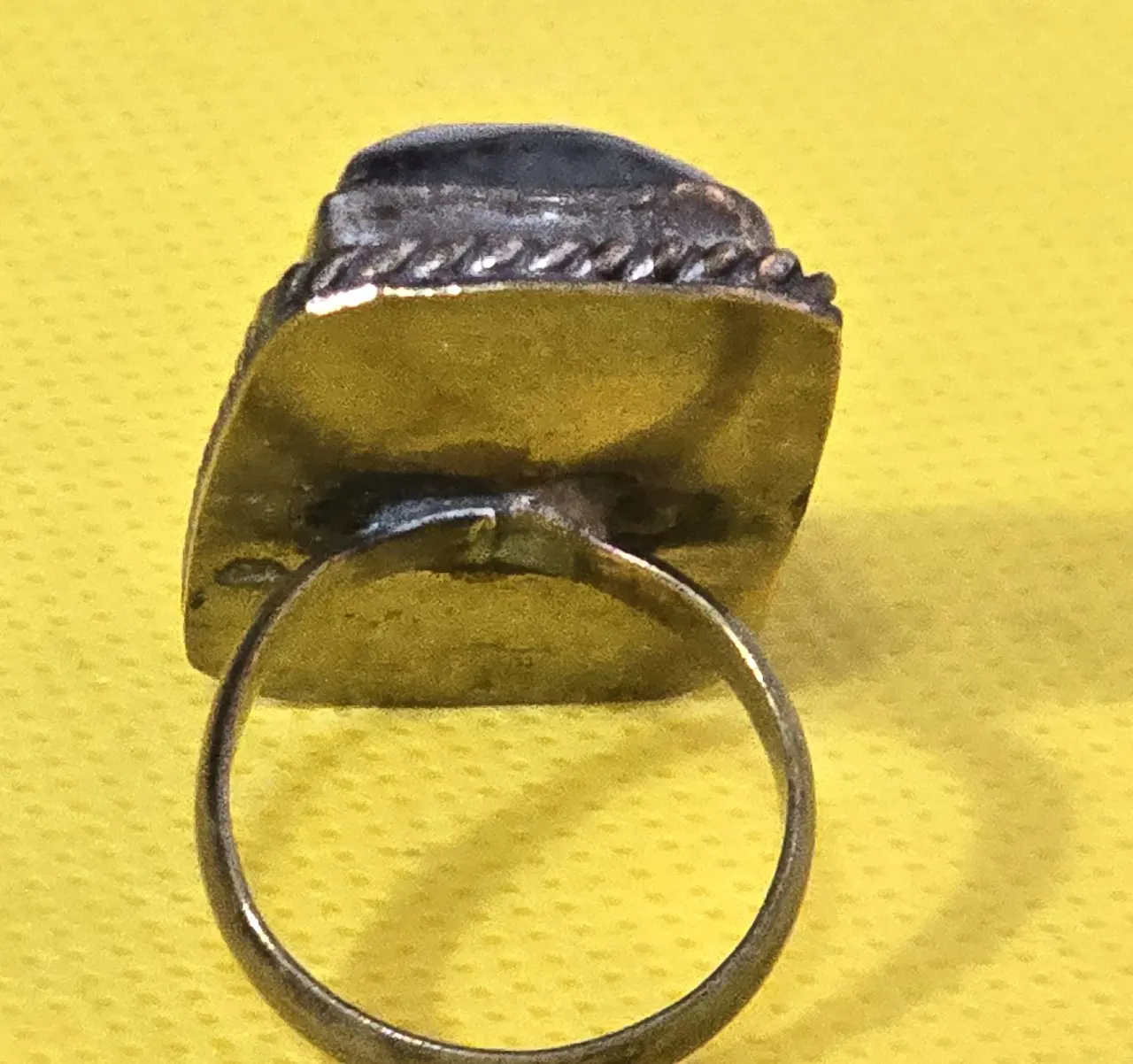 טבעת כסף סטרלינג 925 חתומה משובצת אבן טבעית במרכזה אבן לברדוריט 12 גרם מידה: 7