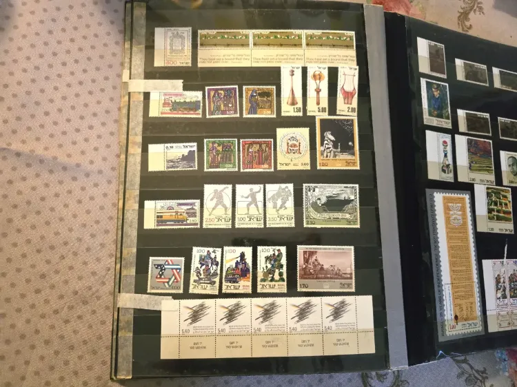 אוגדן עם אוסף גדול של בולי ישראל, חלקם נדירים