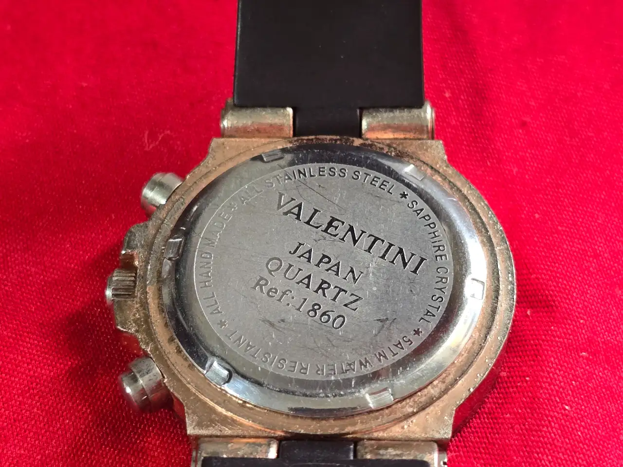 Valentin שעון יד מקור ולנטין דגם כרונוגרף, עובד מצוין, מחוג שניות Valentin - שעון יד מקורי - ולנטין דגם כרונוגרף, מחוג שניות, רצועת סיליקון עם חוליות מתכת מקורית מצב עבודה תקין ועובד מצוין.