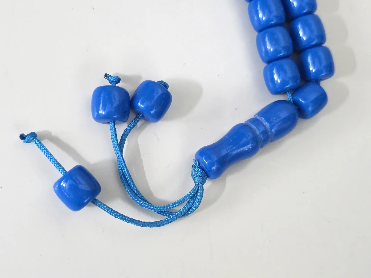 מאסבחה - 33 חרוזים גדולים בצבע כחול (להגנה מפני עין הרע), עם אימאם ומפרידים. 3 חרוזים בקצה. יפה מאוד. ישנה מאוד. במצב שמור וטוב מאוד