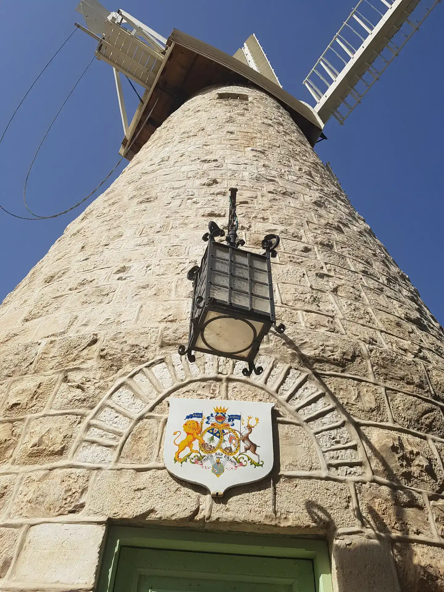 משכנות שאננים וימין משה