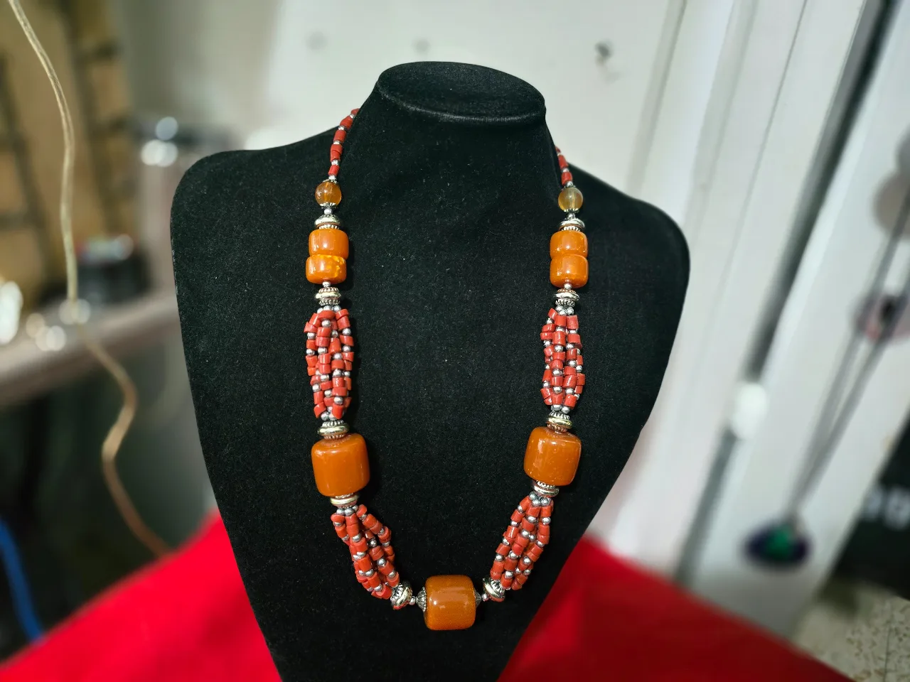 שרשרת עם חרוזים גדולים בצבע ענבר וחרוזים קטנים יותר בנהם שרשרת צבעונית יפה ומרשימה