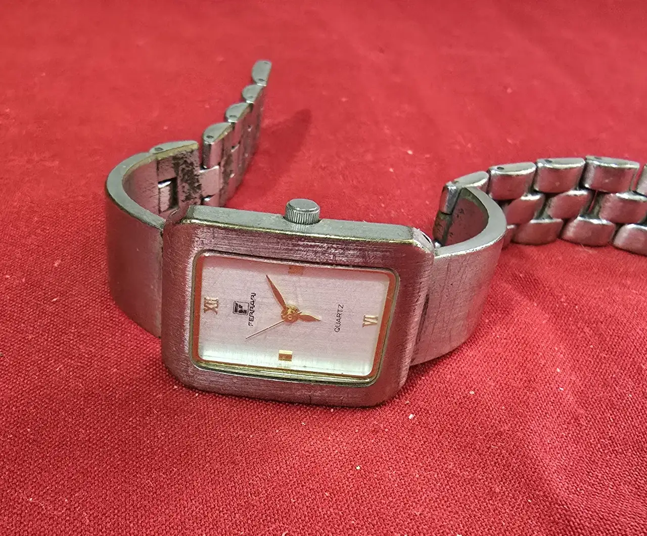 שעון יד לנשים שעון מלבני הנושא את המותג Ferrari יש לעשות הפרדה עם ח'ב פררי למכוניות יוקרה השעון כיכב שנות ה.80\90 יש להחליף סוללה