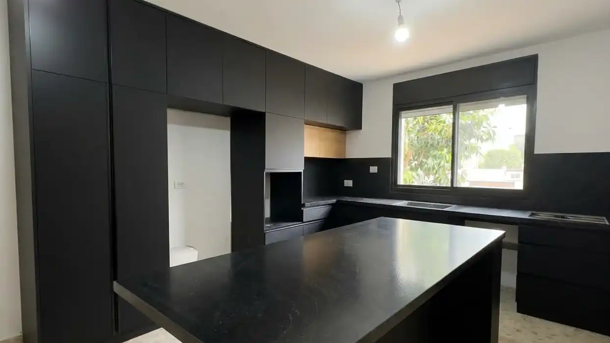 מטבחים כהים בהתאמה אישית | RAN KITCHENS