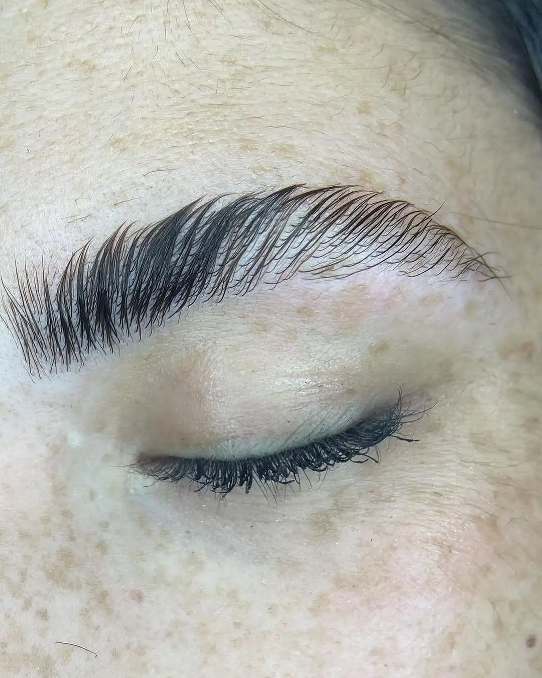 עיצוב גבות טבעיות