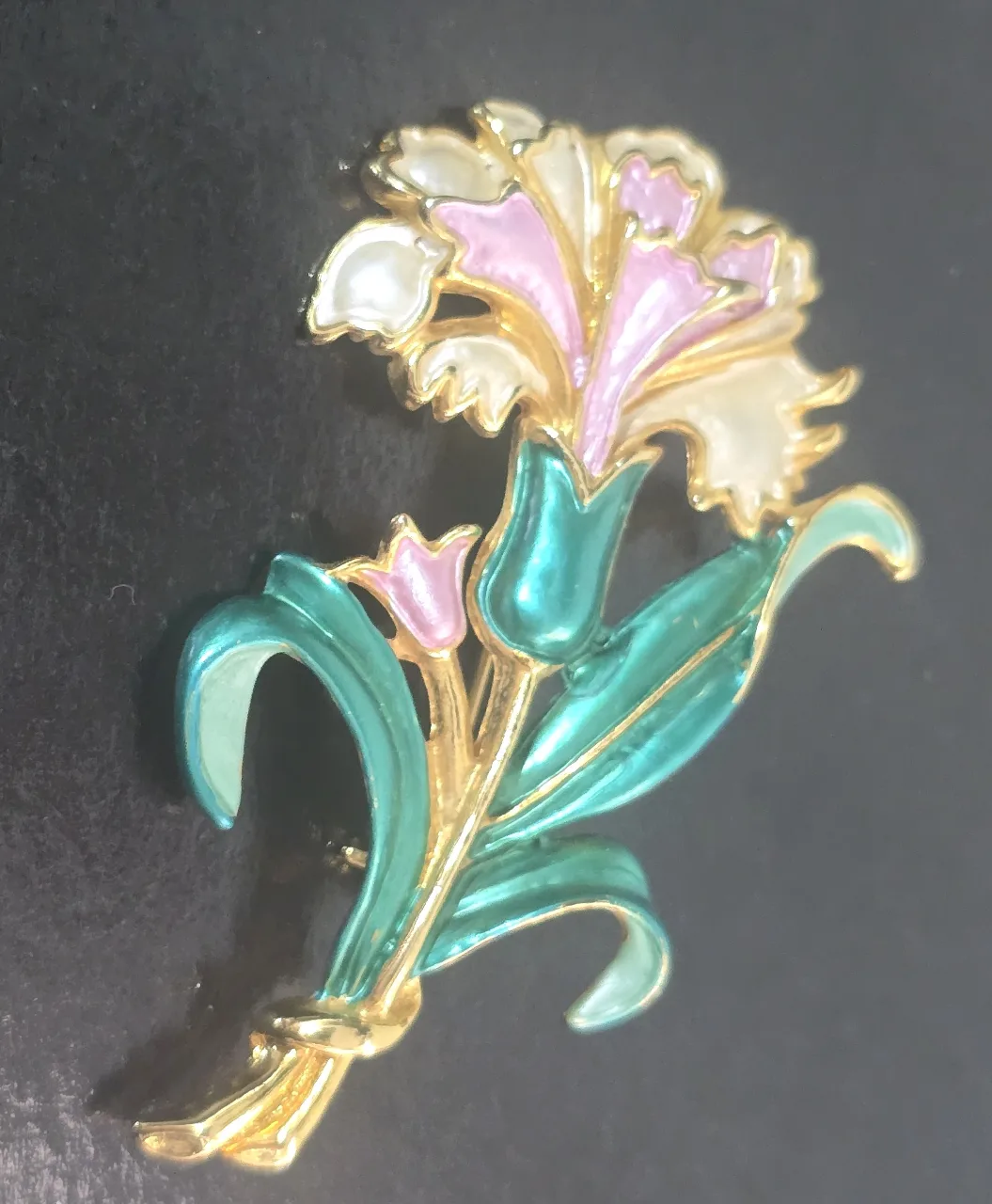 סיכה וינט'ג מיוחדת הפרח צבוע באמייאל ירוק וורוד וציפוי זהב