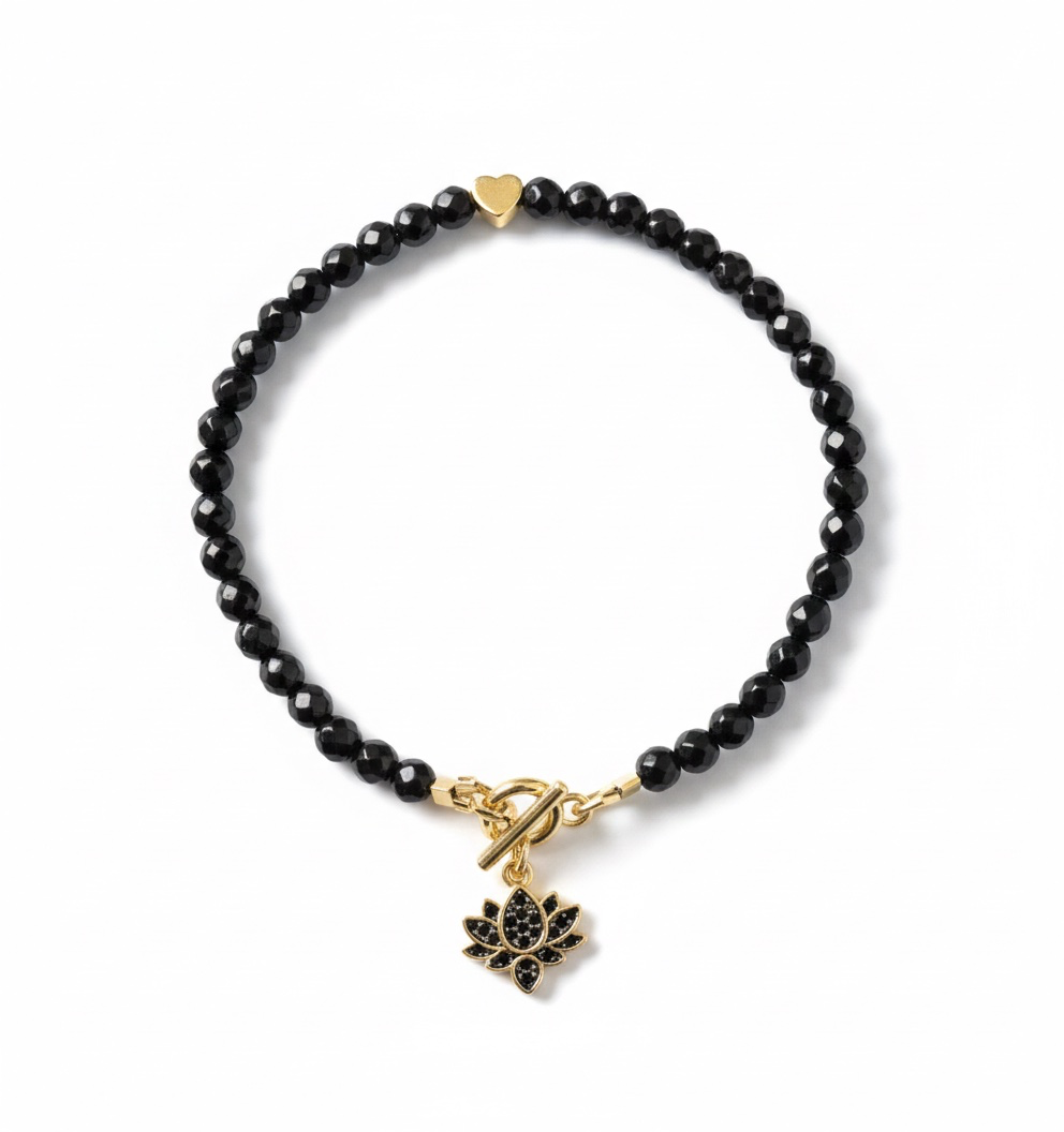 שירה - צמיד מאבני אוניקס שחורה עם תליון לוטוס משובץ אבנים שחורות