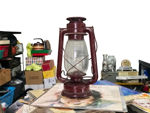 עששית גדולה ויפה בגוון חום \אדמדם עששית גדולה ויפה במצב טוב גובה: 30 ס"מב טוב גובה: 30 ס"מ