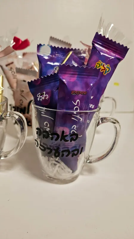 כוס עם שוקולדים