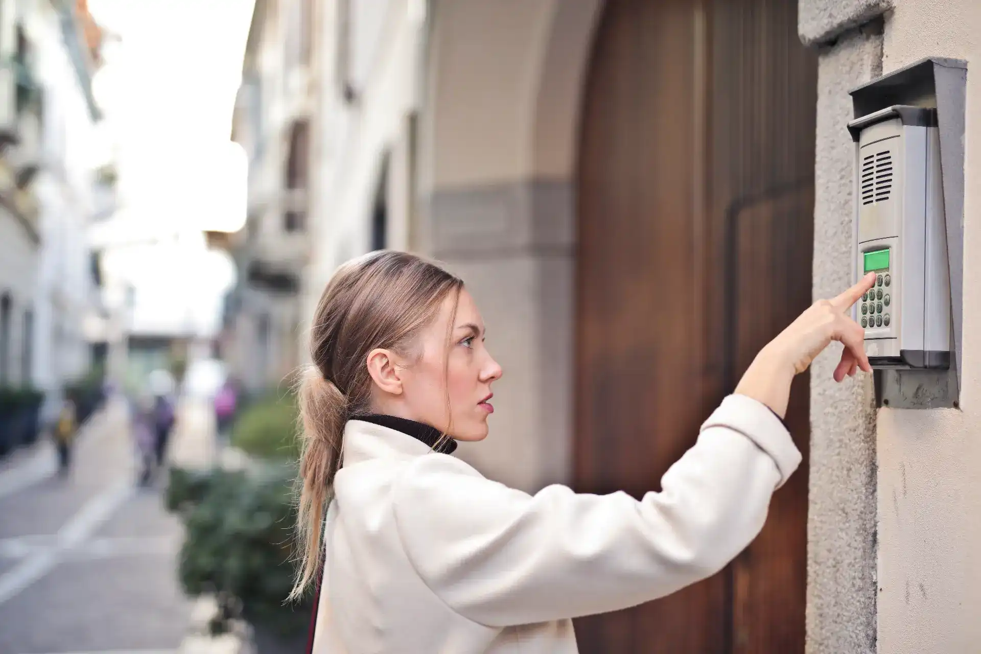 איך התקנת אינטרקום תורמת לבקרת כניסה בטוחה ונוחה?