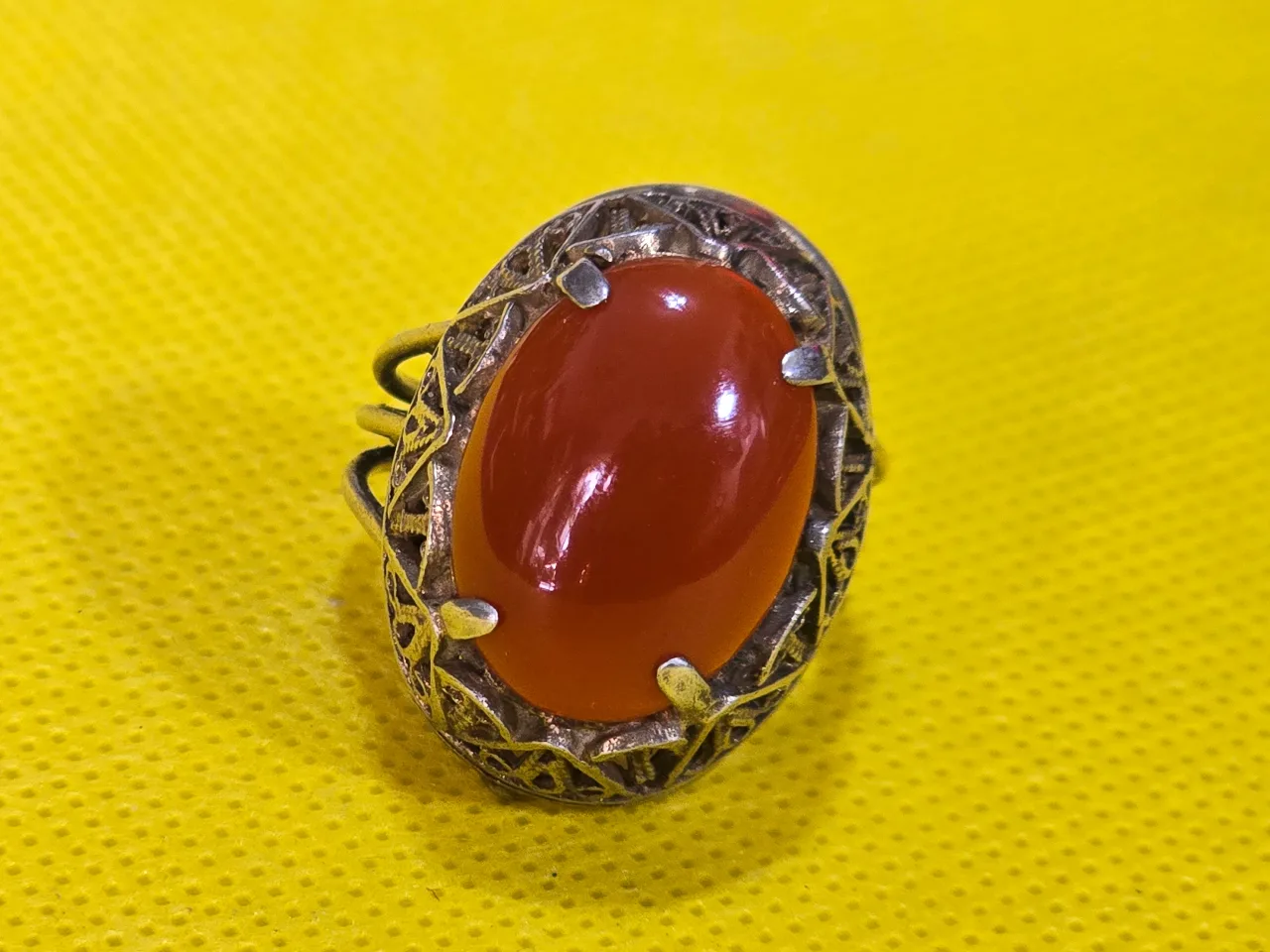 טבעת ישנה מכסף משובץ באבן קורניליאן מידה 9 USA אורך/רוחב 2.5/1.8 ס"מ משקל 7 גרם