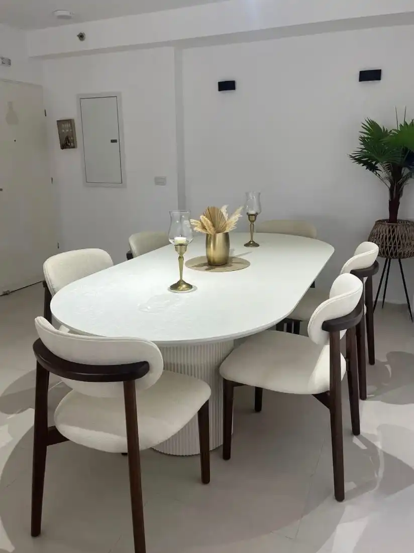 דגם לבן חלק כולל כסאות תואמים