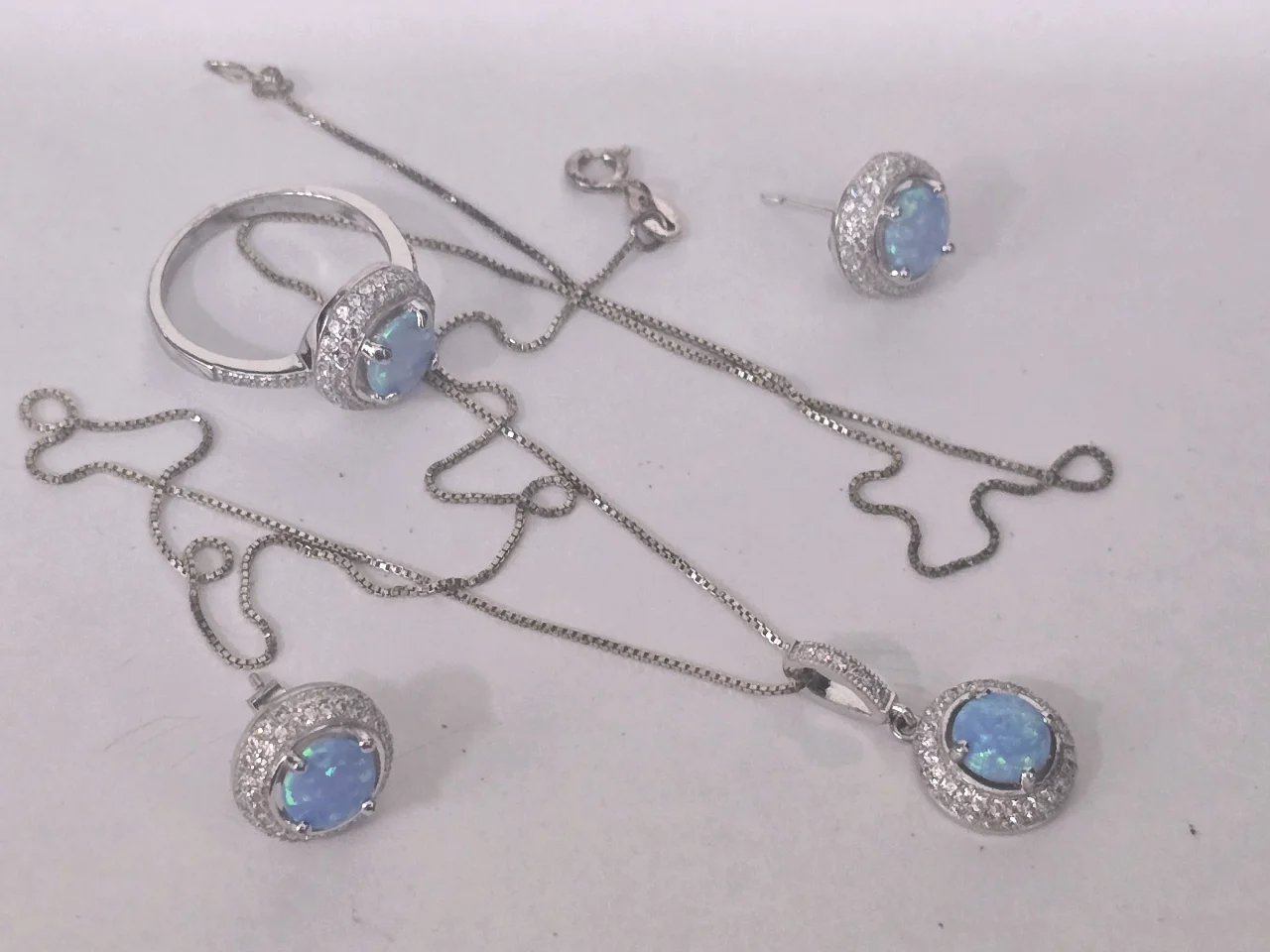 סט תכשיטים תואמים זוג עגילים טבעת ושרשרת ותליון האבן המרכזית אופל כחול מסביב האבן זרקונים כסף 925 חתום   על הטבעת