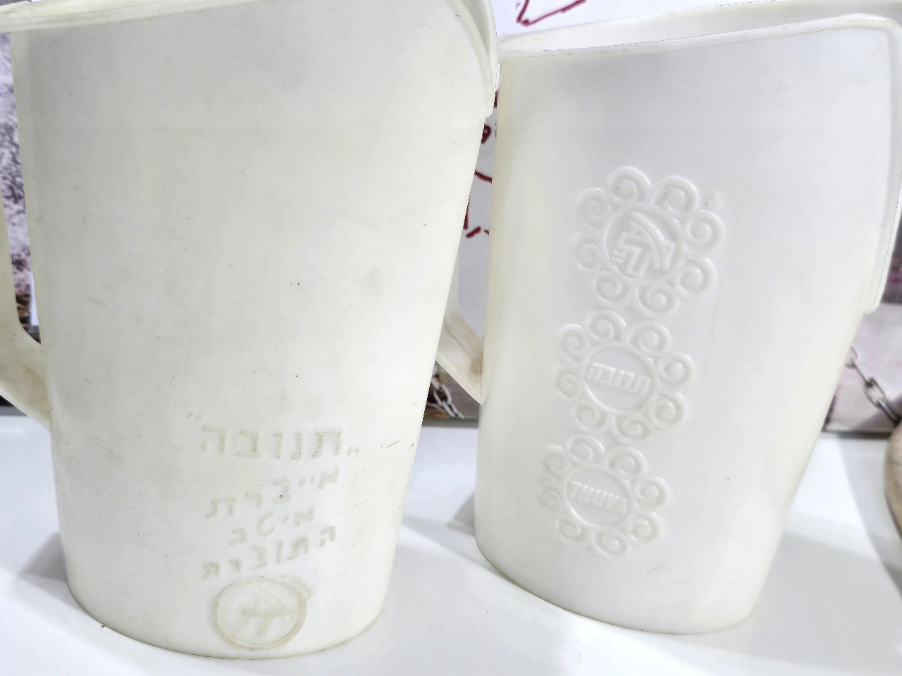 לוט שתי קנקני שקיות חלב, חתומים תנובה, שונים זה מזה תוצרת אר-קר בית זרע, תקופה מוקדמת