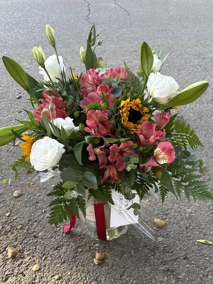 זר פרחים בכלי זכוכית