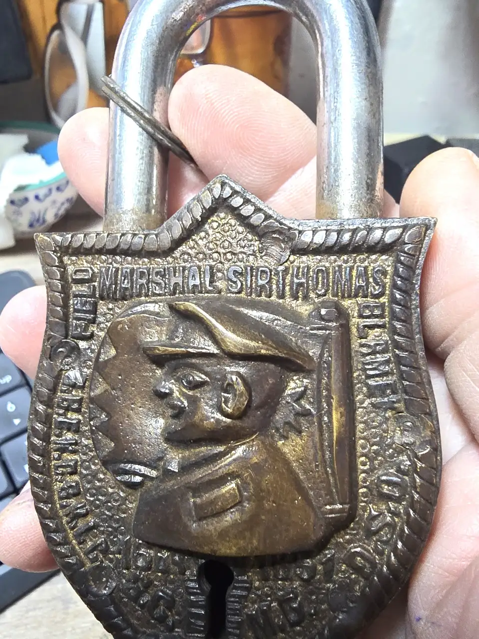 מנעול ברונזה ומתכת, כולל 2 מפתחות, המנעול מעוטר בדמותו של "MARSHAL SIR THOMAS" אורך 12 ס"מ