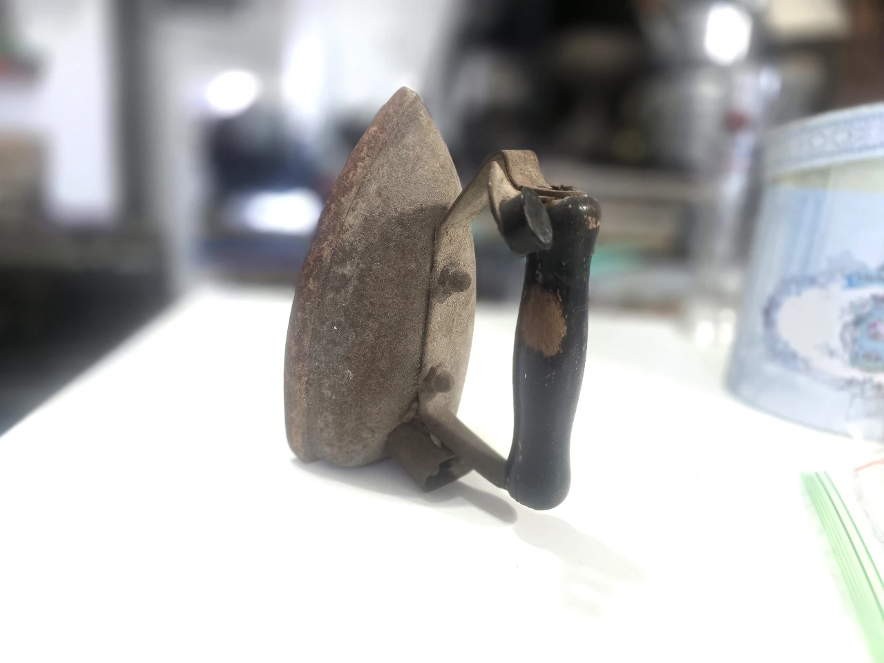 לאספני כלי עבודה ישנים. מגהץ ישן נושן. חלוד בבסיס המתכת. ידית עץ צבועה. פריט אספני, או קיושוטי יוצא מהכלל. אורך: