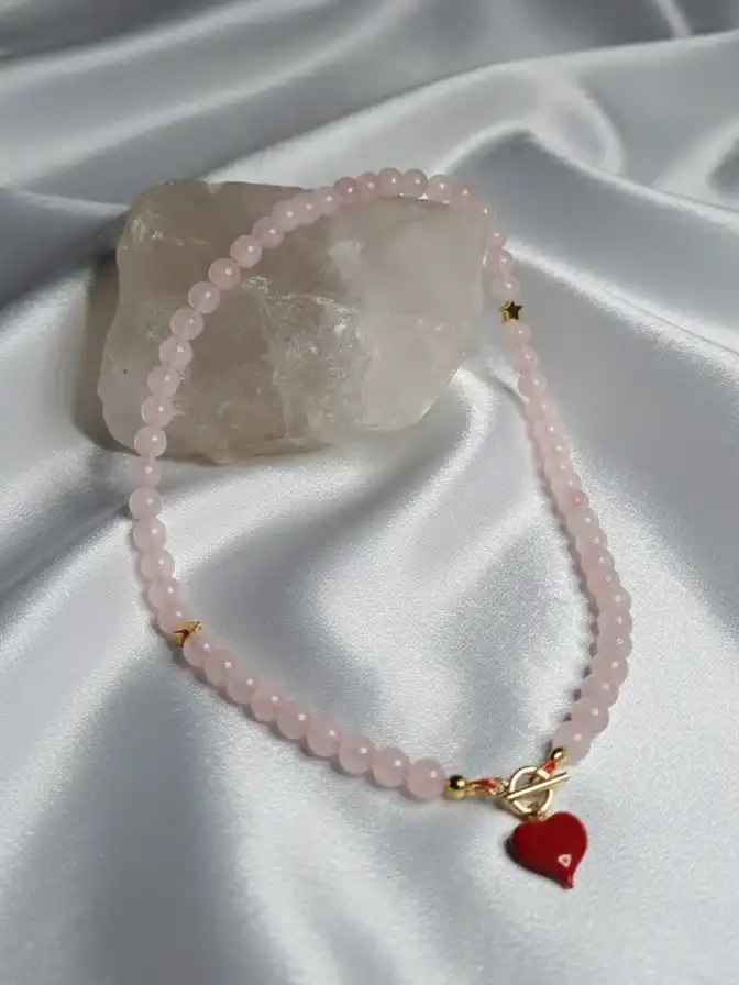 ריקי – שרשרת מאבני רוזקוורץ ורודות