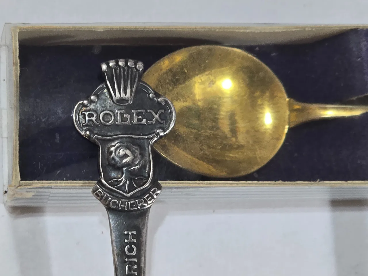 לאספנים !שלוש כפיות כאשר שניים  כפיות רולקס - ROLEX לוצרן , עם סמל מותג השעונים והשני כפית מוזהבת מזכרת