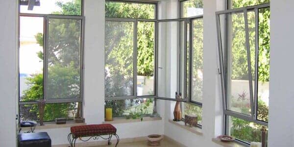 חלונות / ויטרינות / דלתות  בהתאמה אישית