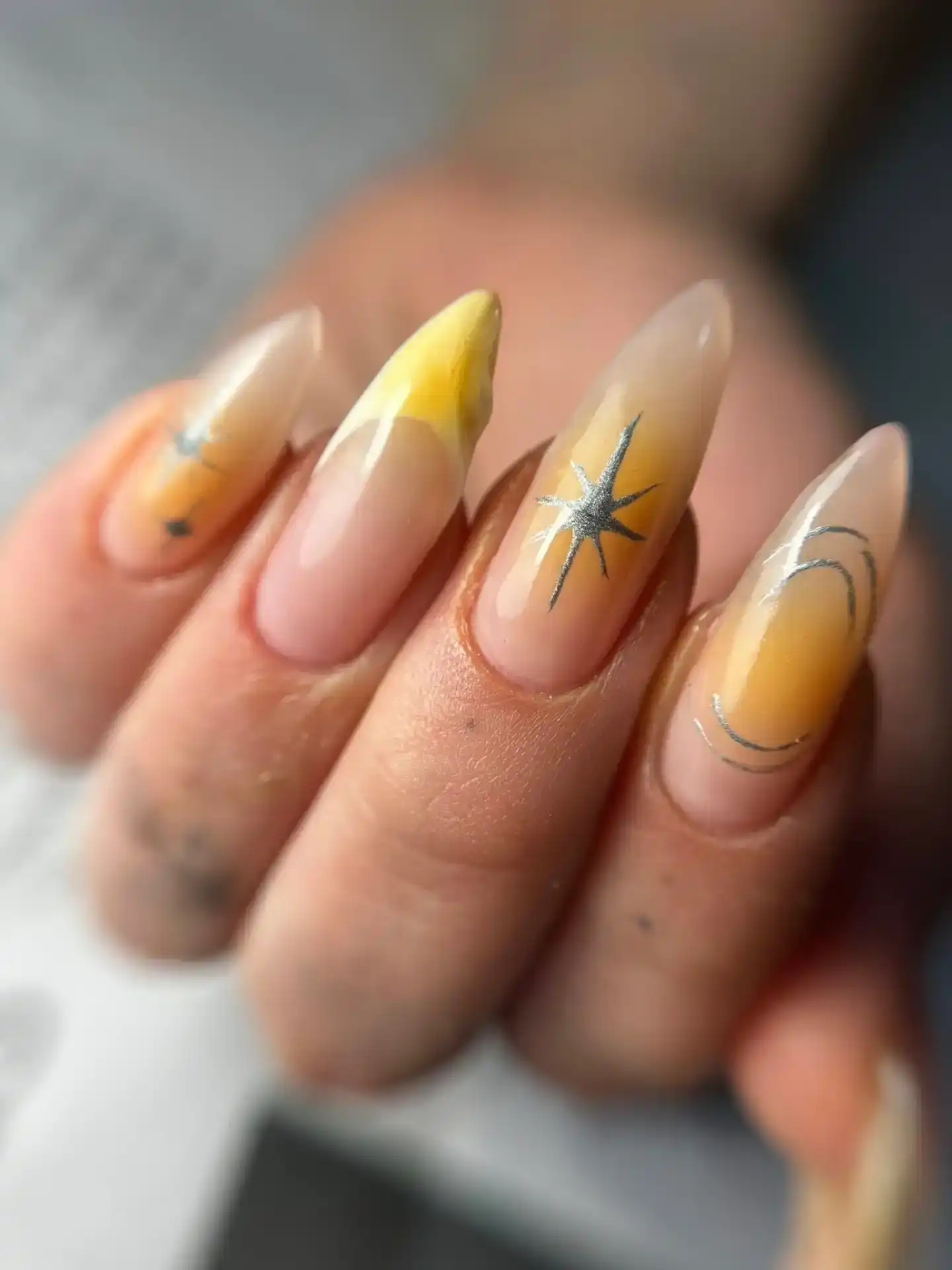 מילוי לבניית ציפורניים בנהריה – שמירה על מראה מושלם