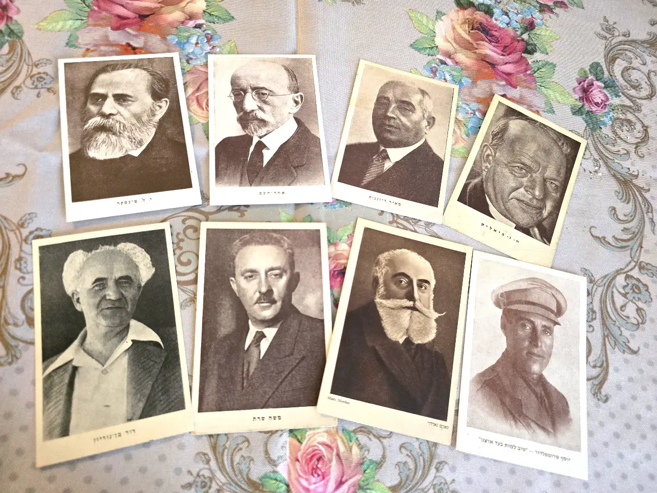 אוסף קטן של 8 גלויות , אישים יהודים מפורסמים , רובם בהוצאת משה חלוץ . פינסקר , בן גוריון , משה שרת , דיזנגוף , טרומפלדור , נורדאו , ביאליק , אחד העם ;התמונות הן חלק מתיאור הפריט בנוסף לתיאור הכתוב